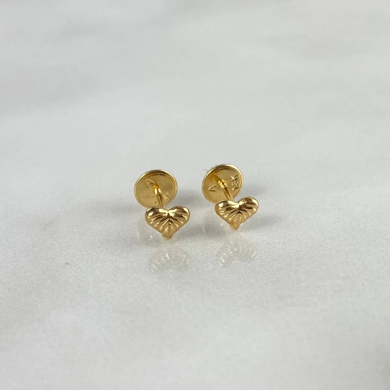 18K Yellow Gold Striped Heart Stud Earrings 0.45gr