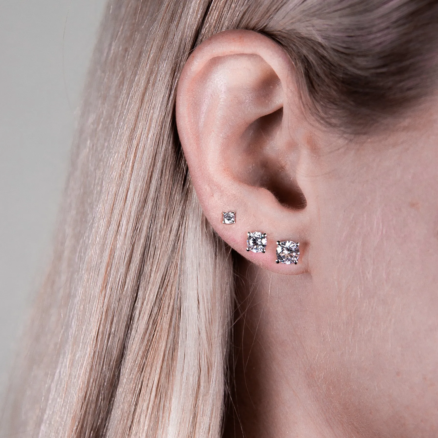 AURE 15S - Studs Brilliant Sapphire 1,00 i vitguld